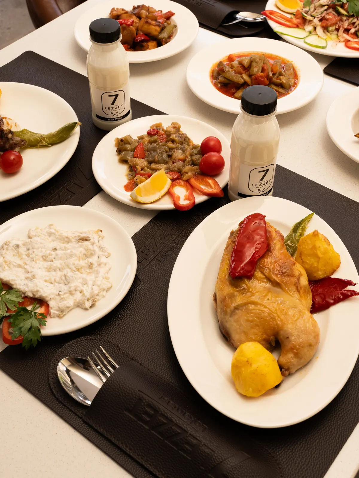 Fırın tavuk ve mezelerle masa.
