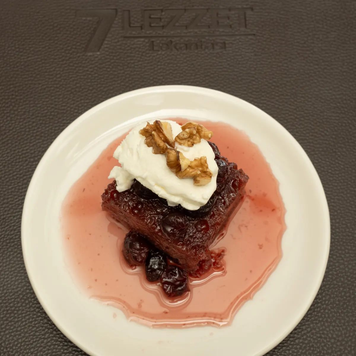 Vişneli ekmek kadayıfı, kaymak ve cevizle.